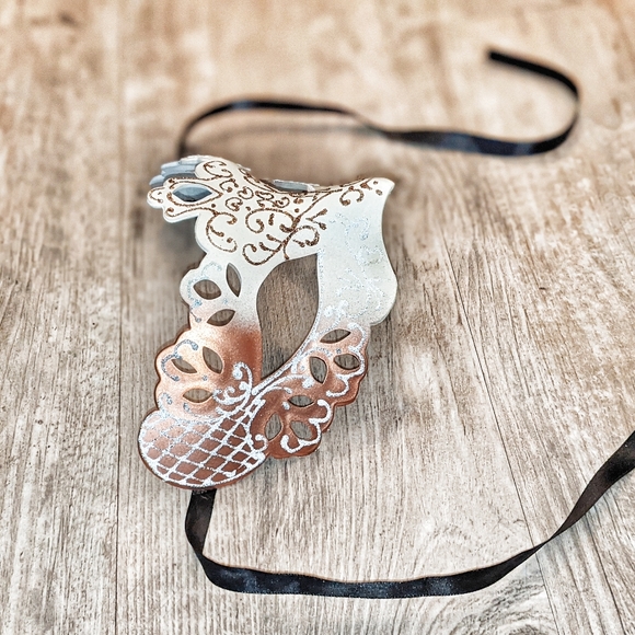 Ladies Masquerade Mask in Rose Gold & Ivory Crème | Mardi Gras Mask - Picture 3 of 6